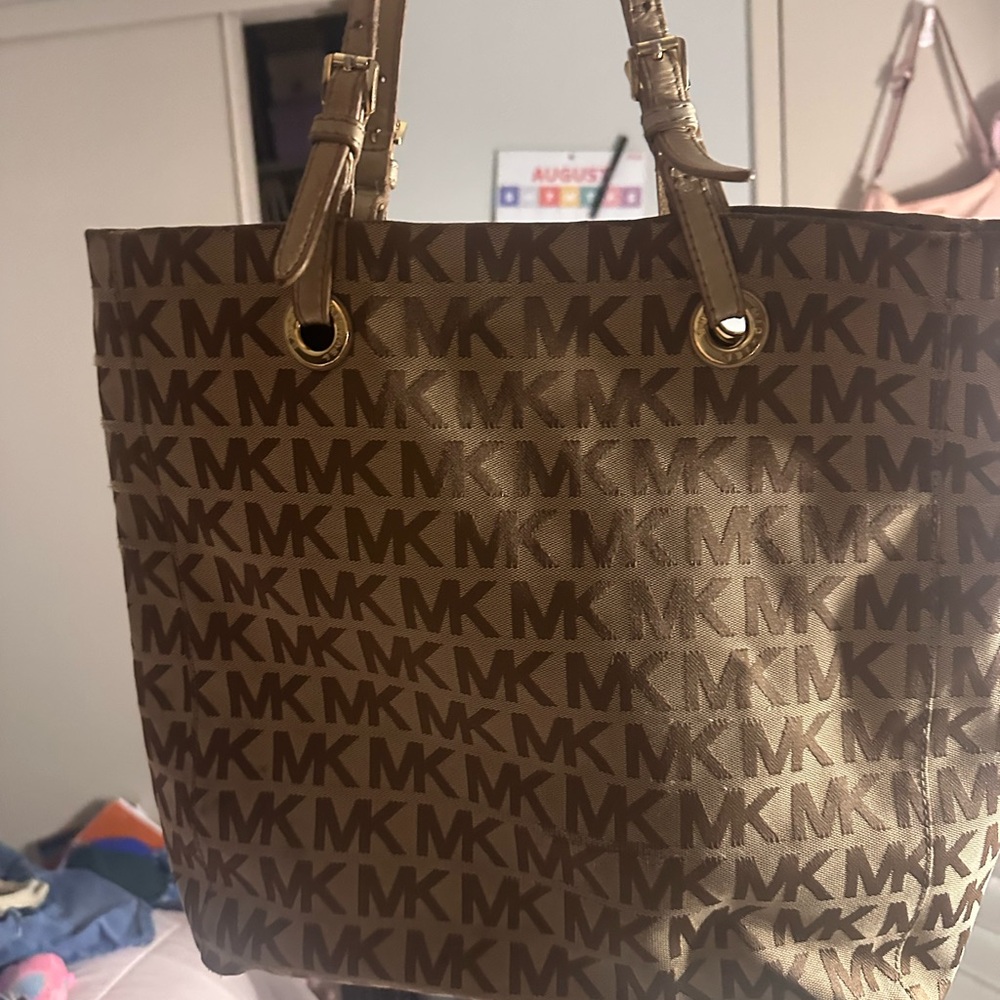brown michael kors tote perfect condition perfect for school or day to day